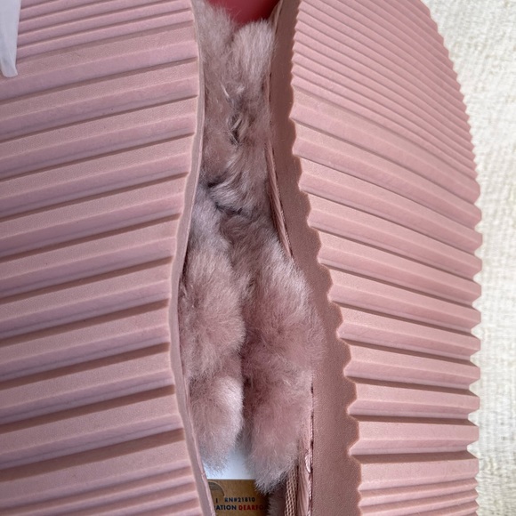 NWT. Dluxe by Dearfoam pink Genuine Shearling Criss Cross Top Slide On Slippers - Picture 5 of 11